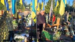 Il cardinale Krajewski in Ucraina nel cimitero di Ternopil
