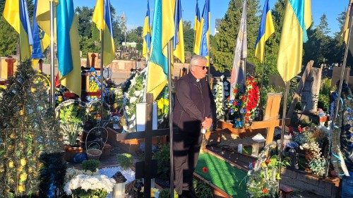 Krajewski en Ucrania: Dolor ante las tumbas de los jóvenes muertos en la guerra