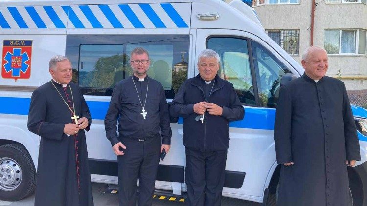 Krajewski in der Ukraine mit dem von Papst Franziskus gespendeten Krankenwagen