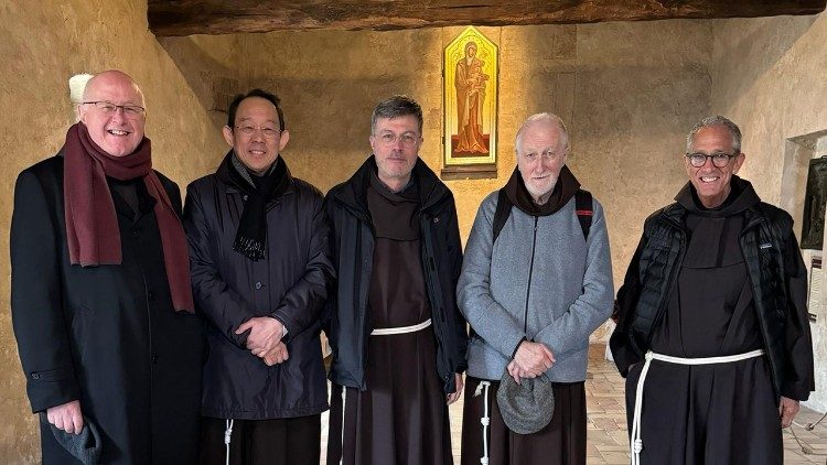 Einige Vertreter der internationalen Kommission auf den Spuren des heiligen Franz von Assisi, in San Damiano, Assisi. Foto: OFM. 