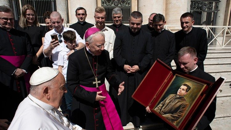 Abp Marek Jędraszewski wraz z delegacją wręczył Papieżowi Franciszkowi obraz bł. ks. Michała Rapacza