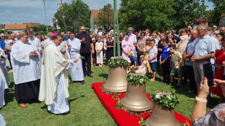 Požeški biskup Ivo Martinović blagoslivlja zvona požeške župne crkve sv. Ivana Krstitelja  (Foto: Marijan Pavelić)