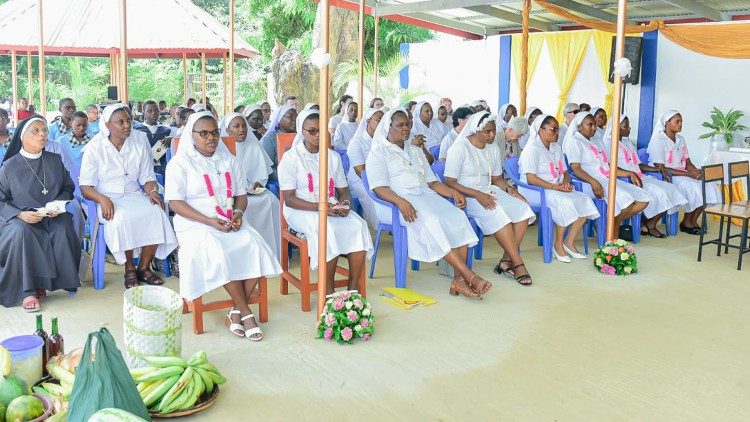 Baadhi ya Masista wa Shirika la Umoja Mtakatifu wa Mioyo ya Yesu na Maria