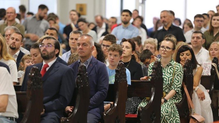 Vjernici u Bogoslužnom prostoru bl. Alojzija Stepinca na blagdan sv. Josemaríje Escrivá de Balaguera (Foto: TU ZGN)