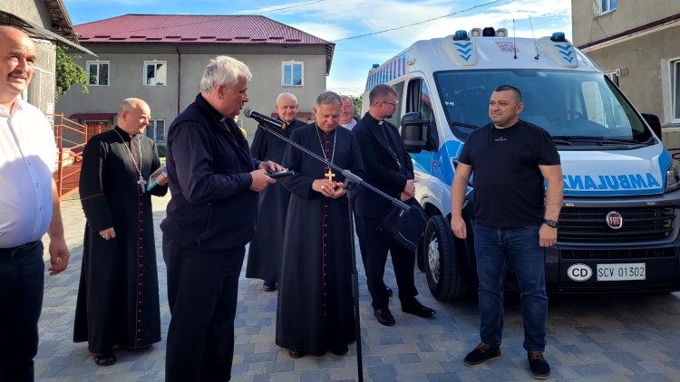 Krajewski consegna l'ambulanza in Ucraina