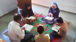 Schwester Rita George Thykootam PHJC zeigt  einer Familie das Bibel-Teilen