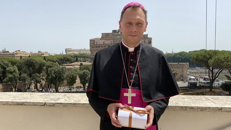 Der Bamberger Erzbischof Herwig Gössl mit dem vom Papst überreichten Pallium in der Hand