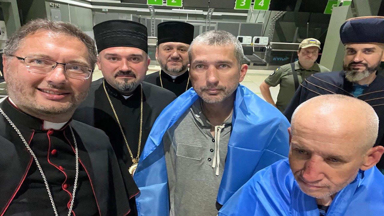 Україна: Зеленський подякував Святому Престолу за допомогу у звільненні двох священиків
