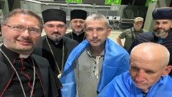 Le nonce Visvaldas Kulbokas et les deux prêtres de l'Église greco-catholique ukrainienne libérés Ivan Levytskyi et Bohdan Heleta. 