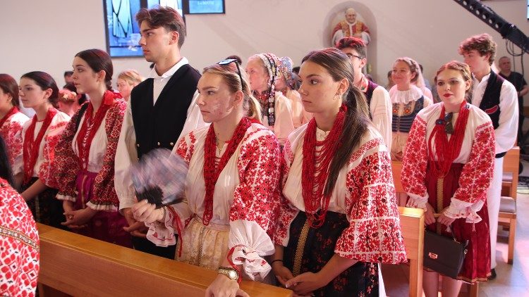 Sudionici kulturno-festivalskog programa "Tambure kroz generacije" na misi u crkvi sv. Ivana XXIII., pape  (Foto: TU ZGN)