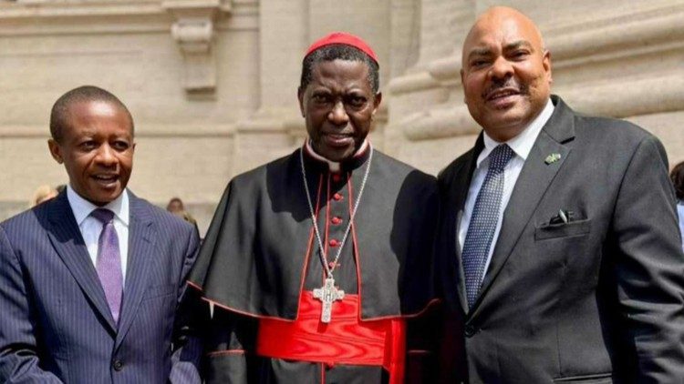 Balozi Hassan Iddi Mwamweta,Mwakilishi wa Nchi ya Tanzania mjini Vatican,Kardinali P.Rugambwa na Balozi Mahmoud Thabit Kombo wa Tanzania nchini Italia.