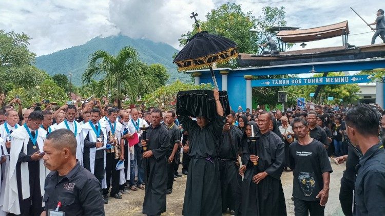 Catholic Christian devotees attend the Semana Santa ceremony, a local tradition observed as part of Holy Week celebrations in Larantuka on April 7, 2023. (Photo by HANDRIANUS EMANUEL / AFP)