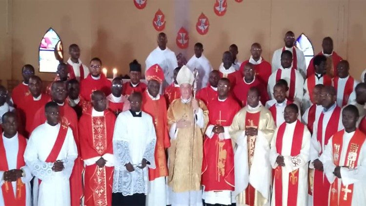   Le Nonce apostolique au Cameroun et en Guinée Equatoriale, Mgr José Avelino Bettencourt, avec l’évêque de Sangmelima, Mgr Christophe Zoa et des prêtres et diacres du diocèse, le 29 juin 2024.  