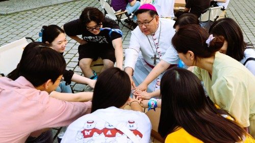 Encuentro entre jóvenes y obispos en la catedral de Seúl