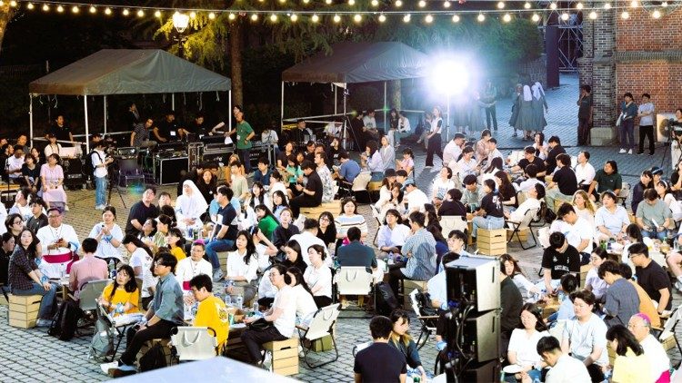 Kutak prostora događanja “Kamp kod Katedrale”.  Fotografija Odbora za komunikacije, Nadbiskupija Seula