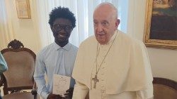 Le Pape François et le jeune Ibrahima Lo, originaire du Sénégal. 