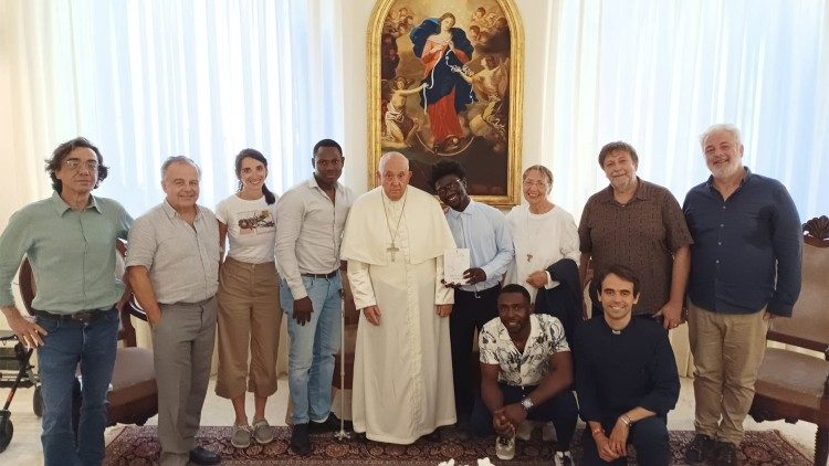 Papa Francesco con i migranti e i loro accompagnatori incontrati oggi pomeriggio a Casa Santa Marta