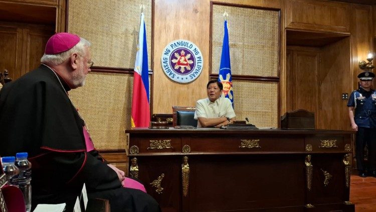 L'arcivescovo Paul Gallagher nel suo incontro con il presidente della Repubblica delle Filippine, Ferdinand R. Marcos Jr