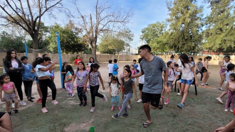 Jovens missionários com as crianças do bairro de missão