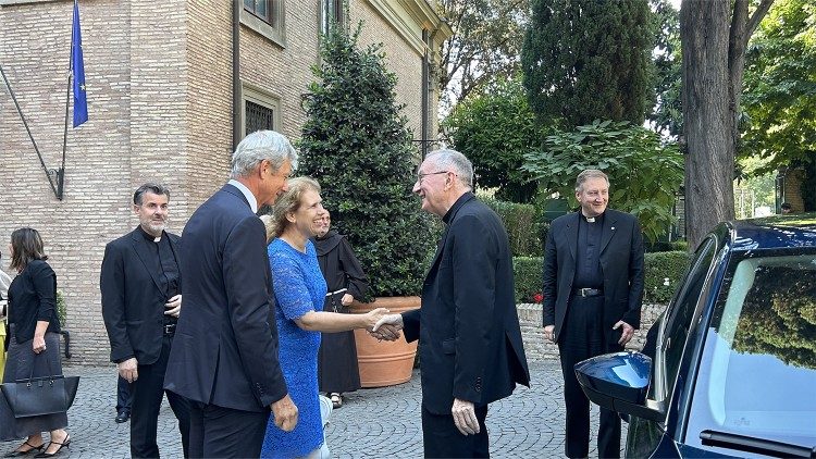 Il cardinale Pietro Parolin con l'ambasciatore Francesco Di Nitto e l’ambasciatrice dell'Unione Europea presso la Santa Sede Alexandra Valkenburg