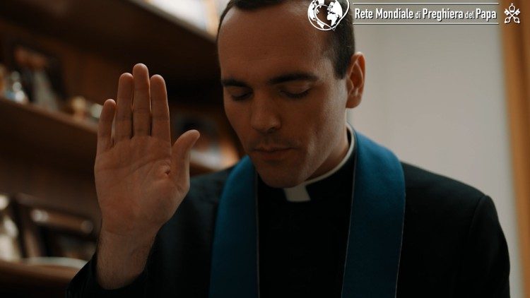 Un sacerdote mentre amministra l'Unzione degli infermi (dal Video del Papa di luglio)