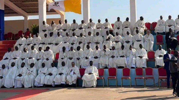 Grupo de sacerdotes de Angola agurada em celebração o novo Núncio Apostólico