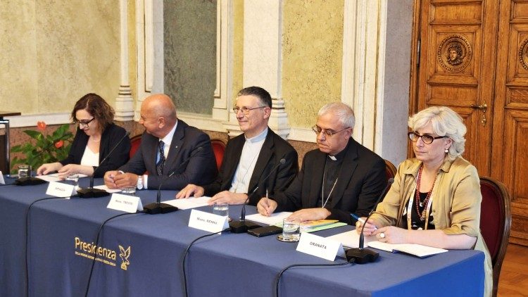 Monsignor Trevisi e monsignor Luigi Renna alla presentazione della Settimana sociale a Trieste