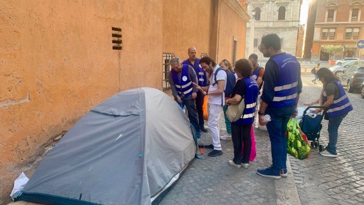 Viele Obdachlose stellen Zelte auf und finden dort ein improvisiertes Zuhause