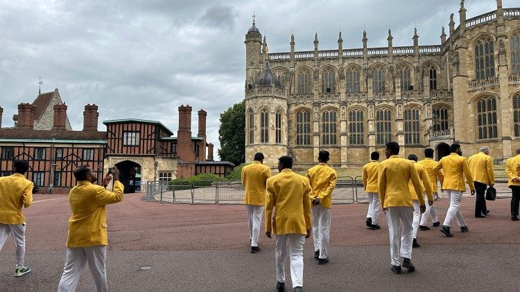 La squadra vaticana di cricket in visita al Castello di Windsor