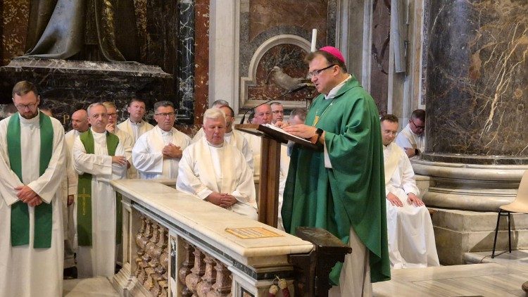 2024.07.04 Mons. Krzysztof Nykiel celebra la Messa sulla tomba di Giovanni Paolo II