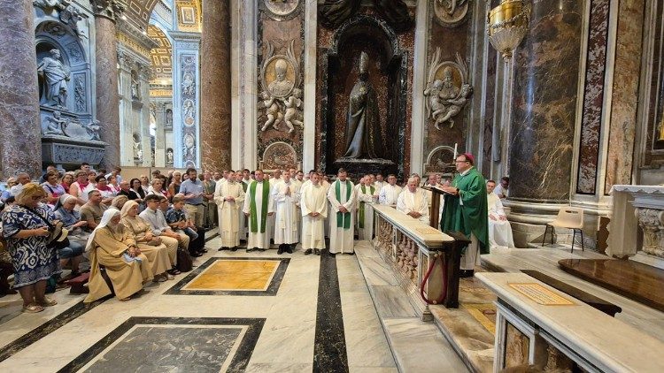 Bp Krzysztof Nykiel przewodniczący Mszy św. przy grobie św. Jana Pawła II (ks. Marek Weresa)