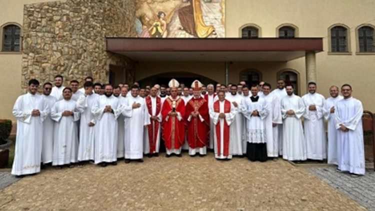 Seminaristas acompanhados por seus bispos e sacerdotes.