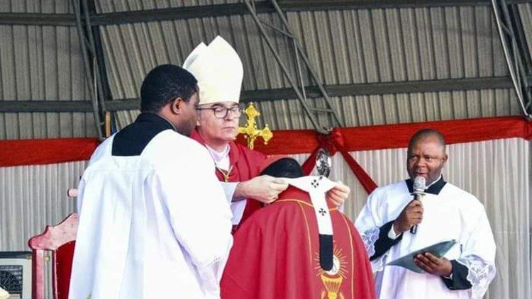 Balozi wa Vatican akimvalisha Kardinali Rugambwa Pallium