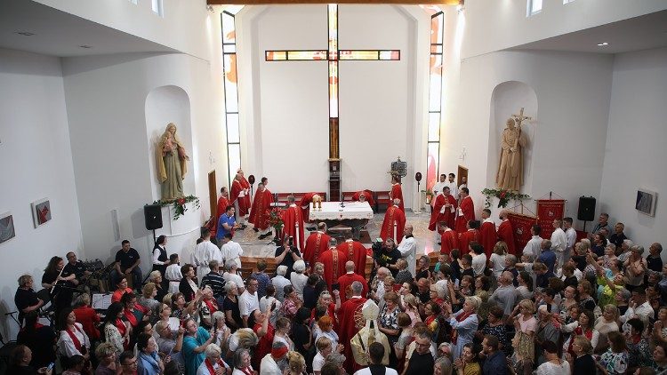 Vjernici na svetkovinu Predragocjene Krvi Kristove na misi u crkvi u Prozorju  (Foto: TU ZGN)