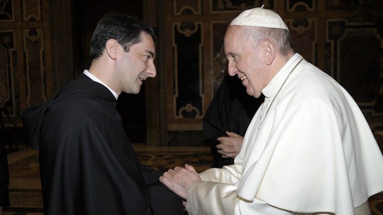 Le père Rocco Ronzani saluant le Pape François.