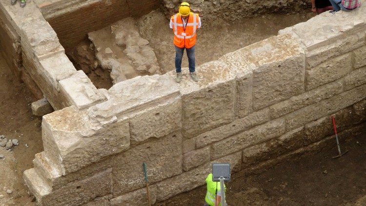 The  travertine blocks excavated n Piazza Pia