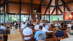 Dom Richard Gallagher no Mosteiro da Transfiguração em Malaybalay Bukidnon nas Filipinas
