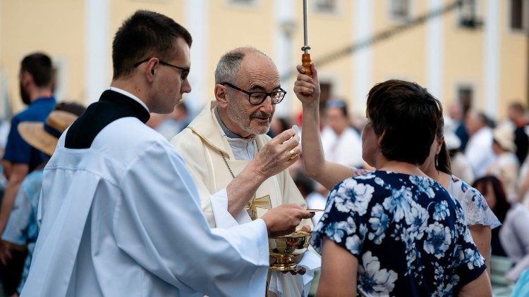 El Cardenal Czerny administra el sacramento de la Eucaristía en Velehrad.