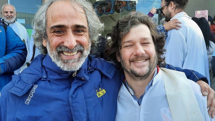 El padre Carlos Olivero (a la derecha) en una fiesta del Hogar de Cristo, en Argentina, junto a Gustavo García, director del multimedio "La Voz de San José".