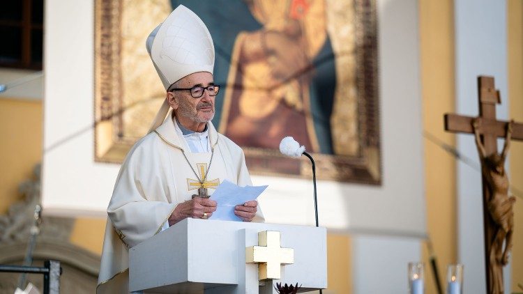 Velehrad, Basílica de los Santos Cirilo y Metodio: saludo del Cardenal Michael Czerny al final de la Misa de la Peregrinación Nacional de la República Checa.