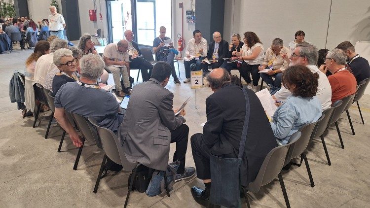 Momento de diálogo e intercambio de los participantes en la 50ª Semana Social de los Católicos en Italia. 