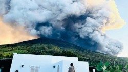 Un evento della X Festa di Teatro Eco Logico a Stromboli mentre il vulcano emette nubi di vapore e cenere