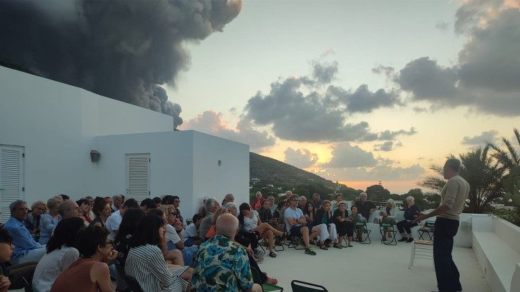 Una rappresentazione mentre una nube grigia si leva dallo Stromboli