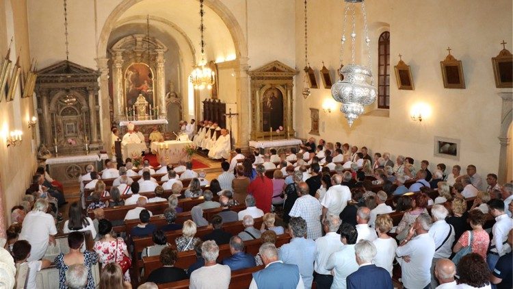 Vjernici u Svetvinčentu na misi dijamantnog svećeničkog jubileja mons. Ivana Milovana   (Foto: Gordana Krizman)