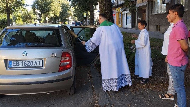 Благославяне на превозните средства в енорията в Габрово