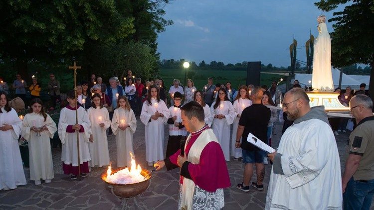 Una processione serale al Santuario Rosa Mistica di Montichiari a Brescia