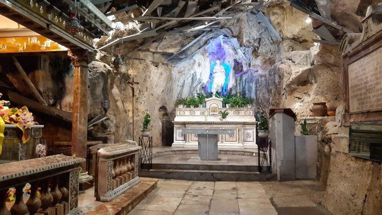 La grotta nel Monte Pellegrino a Palermo, dove sono state ritrovate nel 1624, le ossa di Santa Rosalia, oggi inglobata nel santuario dedicato alla "santuzza" 