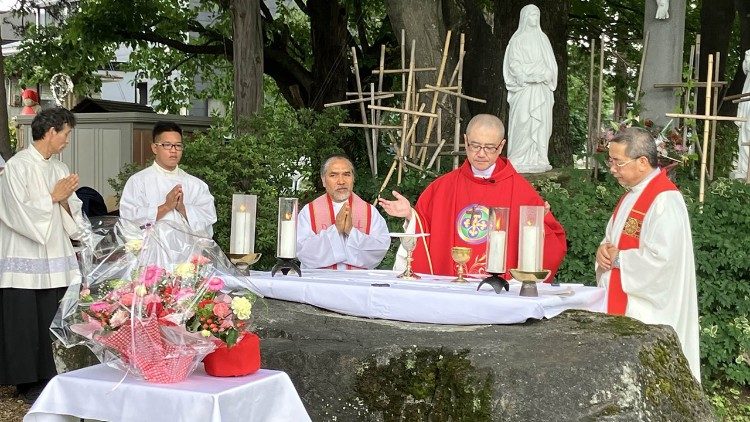 Bishop Daisuke Narui presides over the Yonezawa Martyrs Memorial Mass at the Kitayamahara Martyrdom Site. Photo by Diocese of Niigata