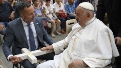 Popiežius laimina slovakų piligrimų kryžių