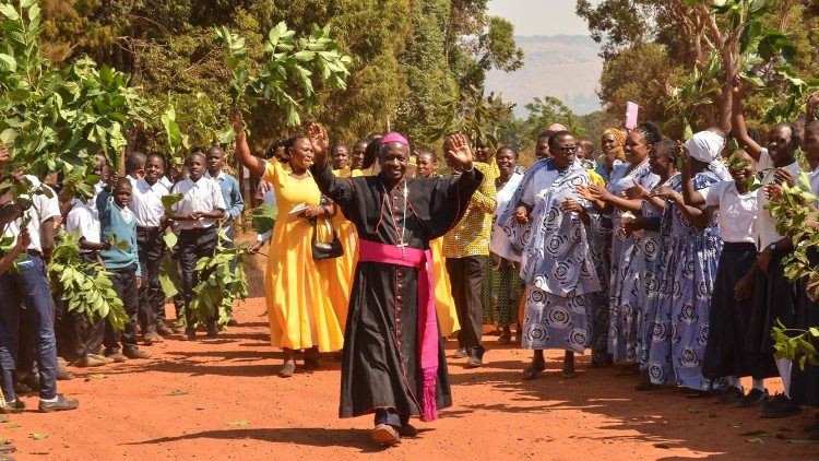 Askofu Mwijage akipokelewa na waamini wa Kisiwa cha mazinga